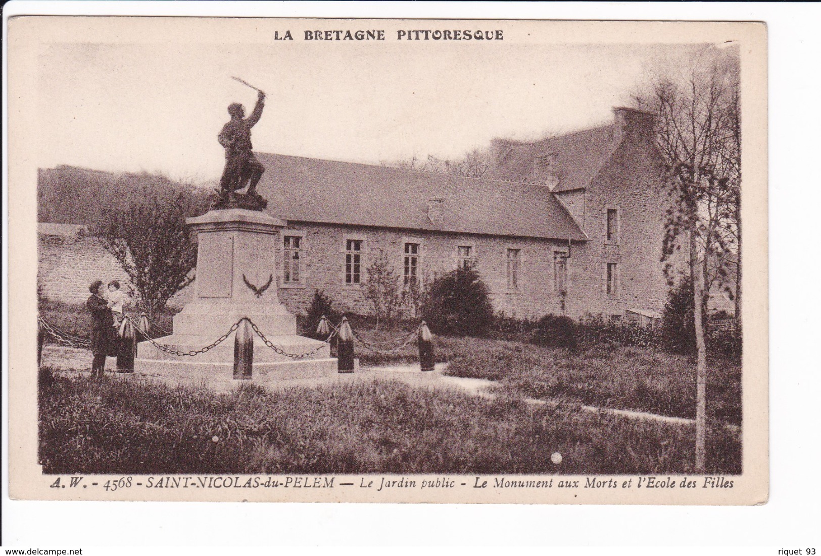 A.W. 4568 - SAINT-NICOLAS-DU-PELEM - Le Jardin Public. Le Monument Aux Morts Et L'Ecole Des Filles - Saint-Nicolas-du-Pélem