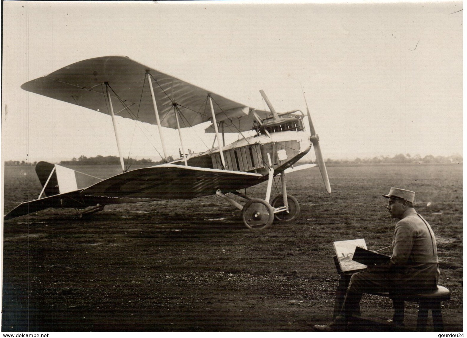 Soldat Assis Dessinant Un Avion Placé Devant Lui (photo 12*17) - Aviación