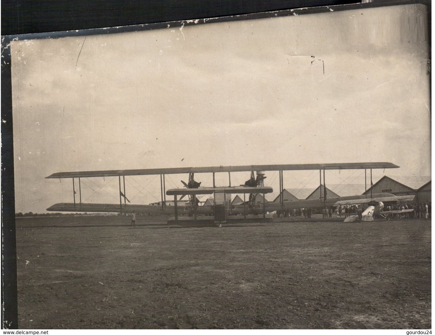 Avion à Deux Morts Devant Les Hangars (photo 12*17) - Aviación