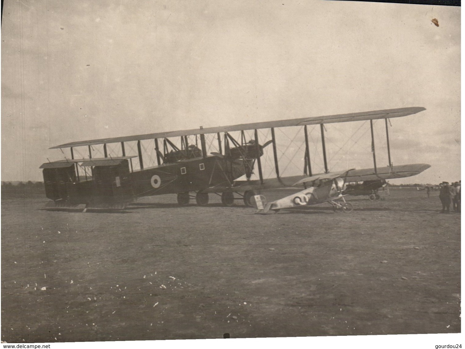 Avion Type Bi Moteur Et Petit Avion  Biplan  Posés Au Sol - Aviación