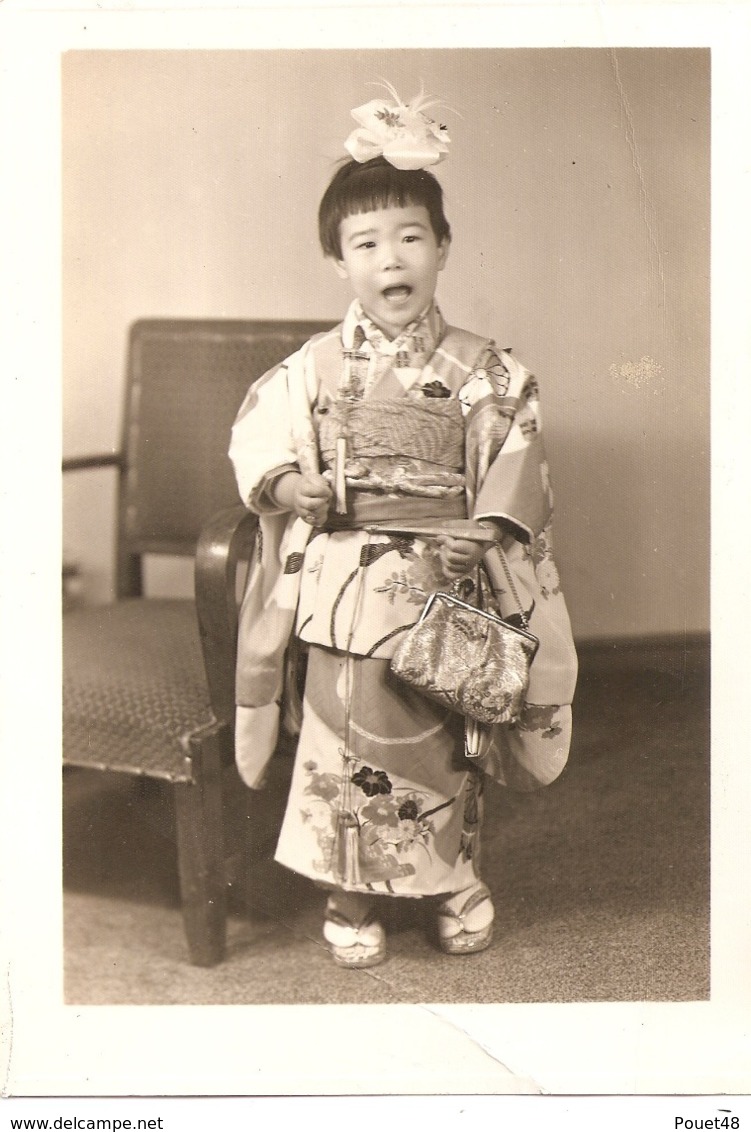 Photo Originale Du JAPON - Enfant Habillé En Geisha - Personnes Anonymes