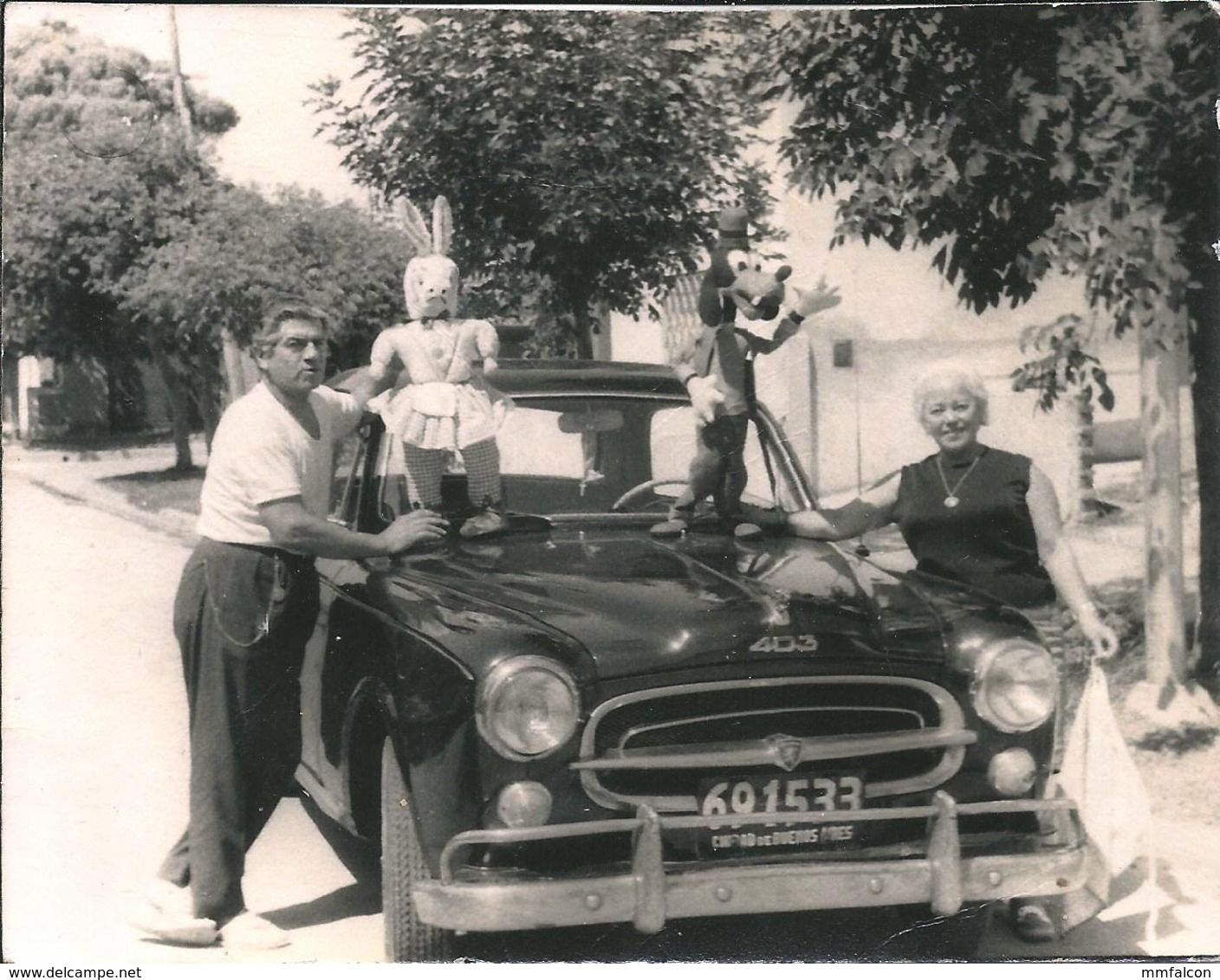 AUTO AUTOMOBILE VOITURE CAR Peugeot 403 1960' & Couple With DISNEY Teddy GOOFY Dog Chien And RABIT - Photo 11x9cm 1970 - Automobiles