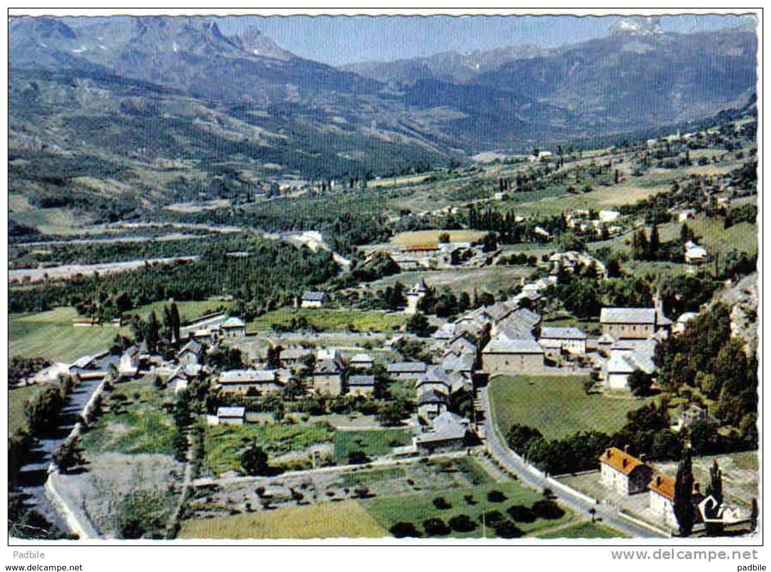 Carte Postale 04. Jausiers    Vue D'avion  Trés Beau Plan - Autres & Non Classés