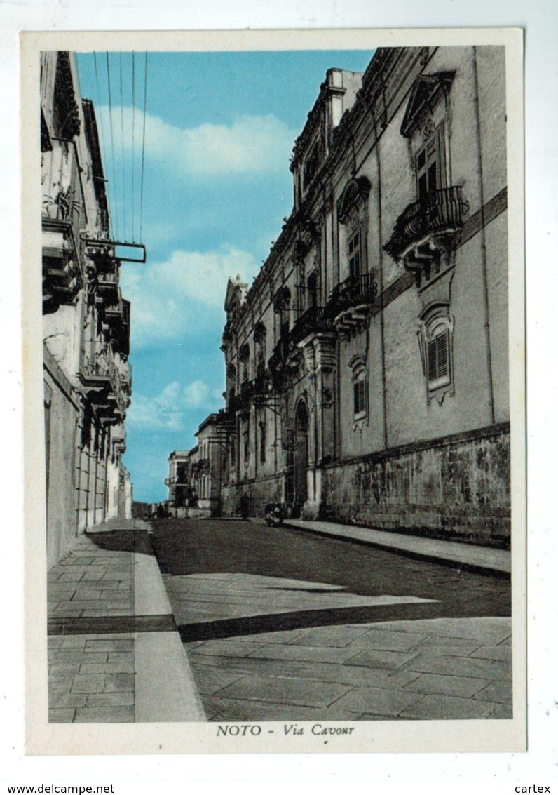 23557   CPM :  NOTO  :  Via CAVOUR  !!   Carte Photo !!! - Siracusa