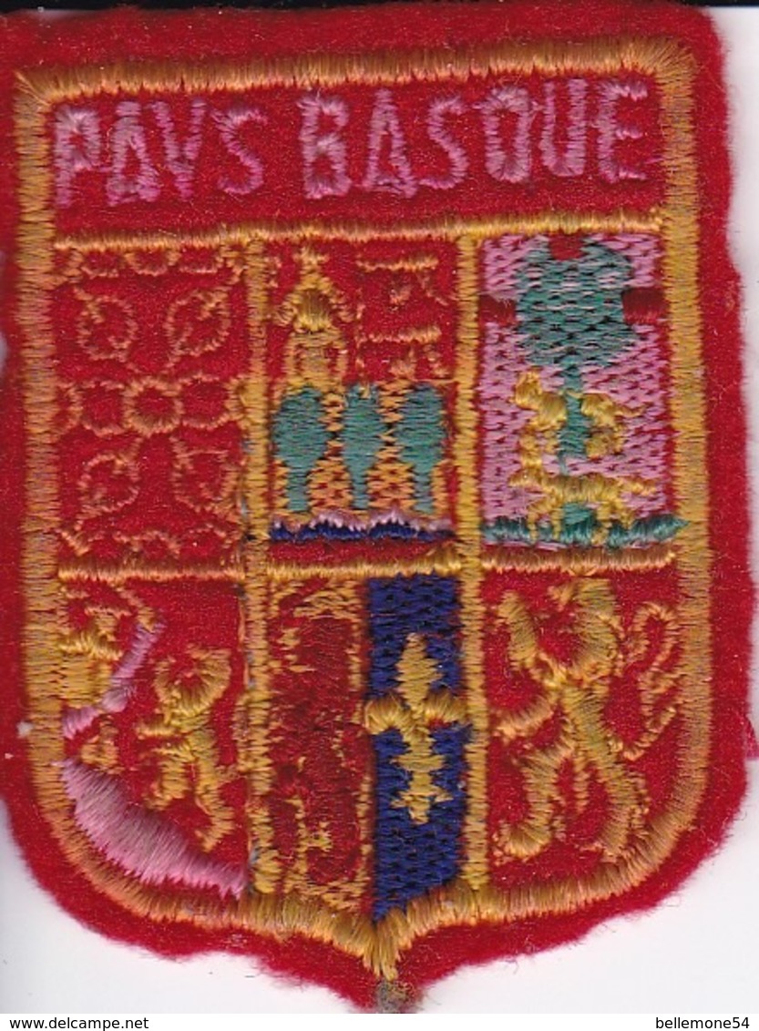 ECUSSON - TISSU BRODE  - PAYS BASQUE - Dimension: 4CMS X 5CMS - Patches