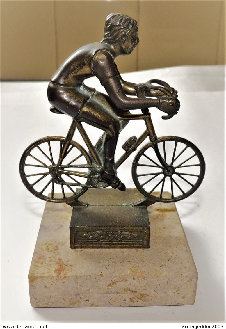 RARE BELLE SCULPTURE RÉGULE CYCLISTE VÉLO SUR SOCLE EN MARBRE TROPHÉE ? BE - Bronzi