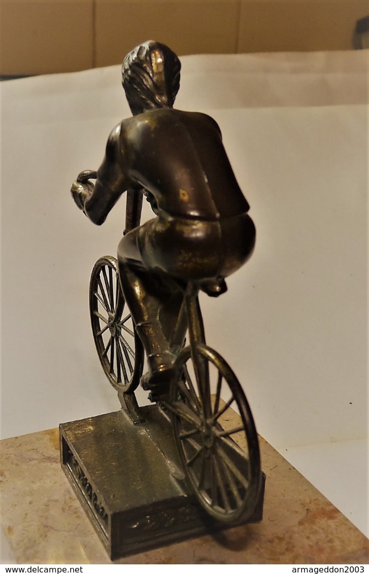 RARE BELLE SCULPTURE RÉGULE CYCLISTE VÉLO SUR SOCLE EN MARBRE TROPHÉE ? BE - Bronzi