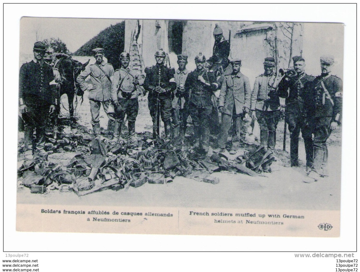 C.P.A  DE SOLDATS  FRANCAIS  AFFUBLES  DE CASQUES ALLEMANDS  A  NEUFMONTIERS - Guerre 1914-18