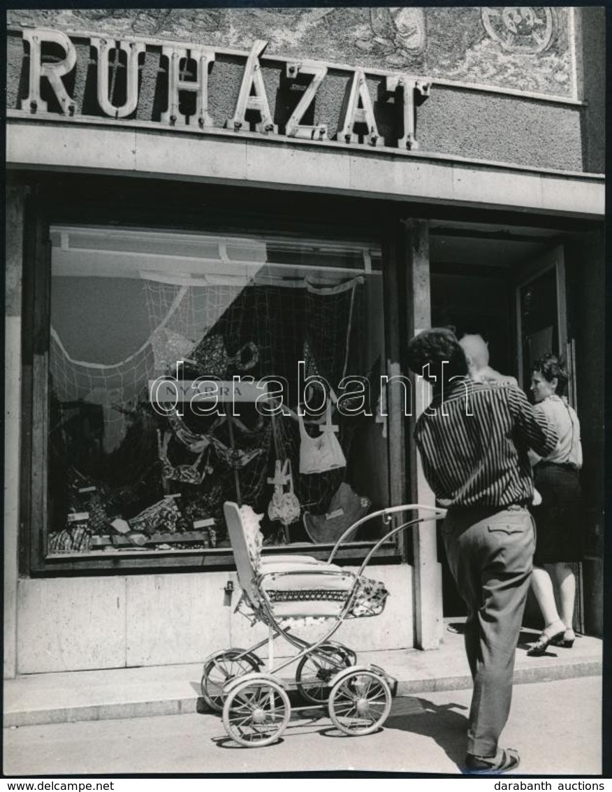 1968 Novotta Ferenc: Dunaújváros, Ruházati üzlet, Pecséttel Jelzett Fotó, 22,5×17,5 Cm - Sonstige & Ohne Zuordnung