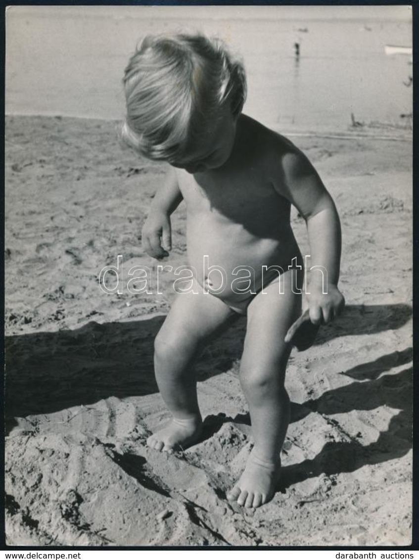 1968 Kisgyermek A Homokban, Jelzetlen Fotó, 24×18 Cm - Sonstige & Ohne Zuordnung