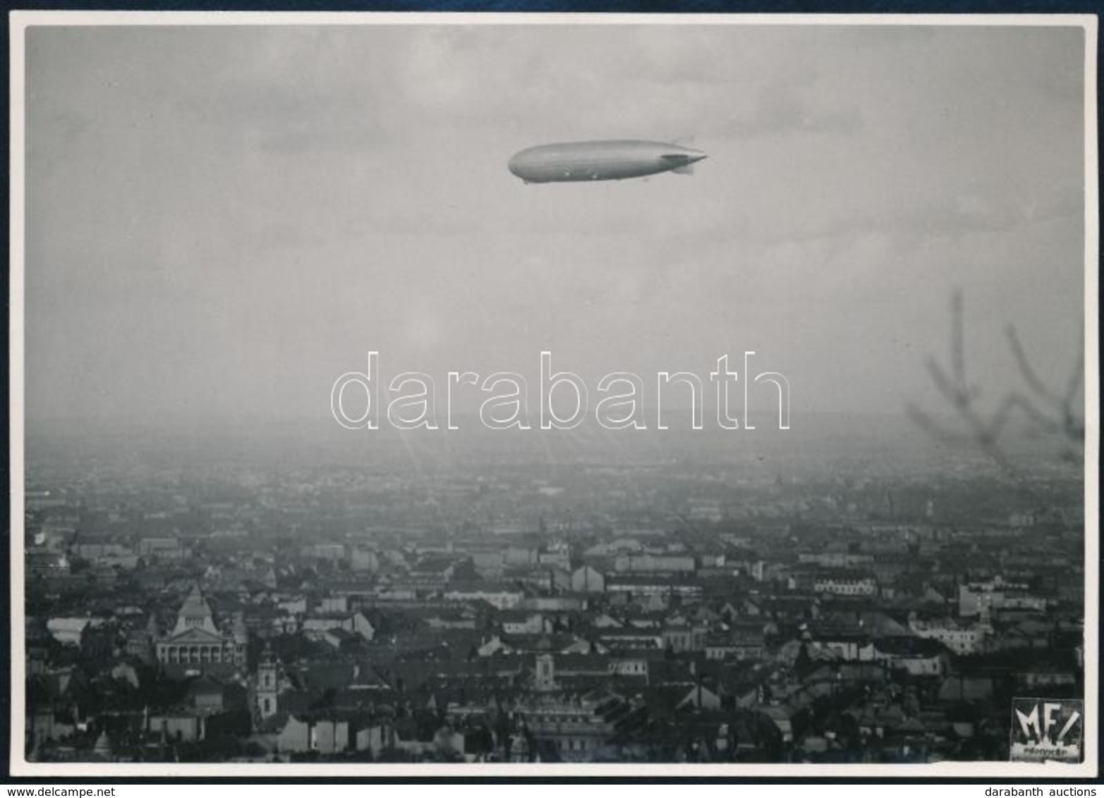 1931 A Zeppelin Budapest Fölött. MFI Fotó / Zeppelin Over Budapest 18x12 Cm - Autres & Non Classés