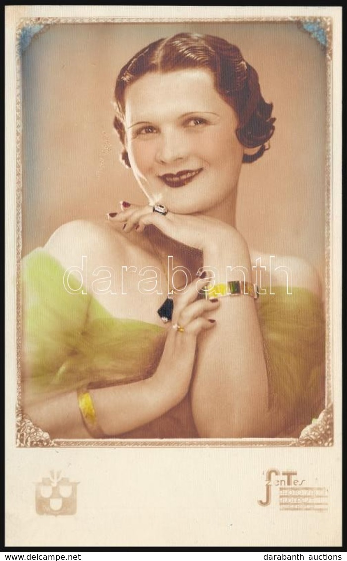Cca 1930 Kézzel Színezett Női Portrék, 2 Db Jelzett Vintage Műtermi Fotó, 13,5x8,5 Cm és 27,3x20 Cm - Autres & Non Classés