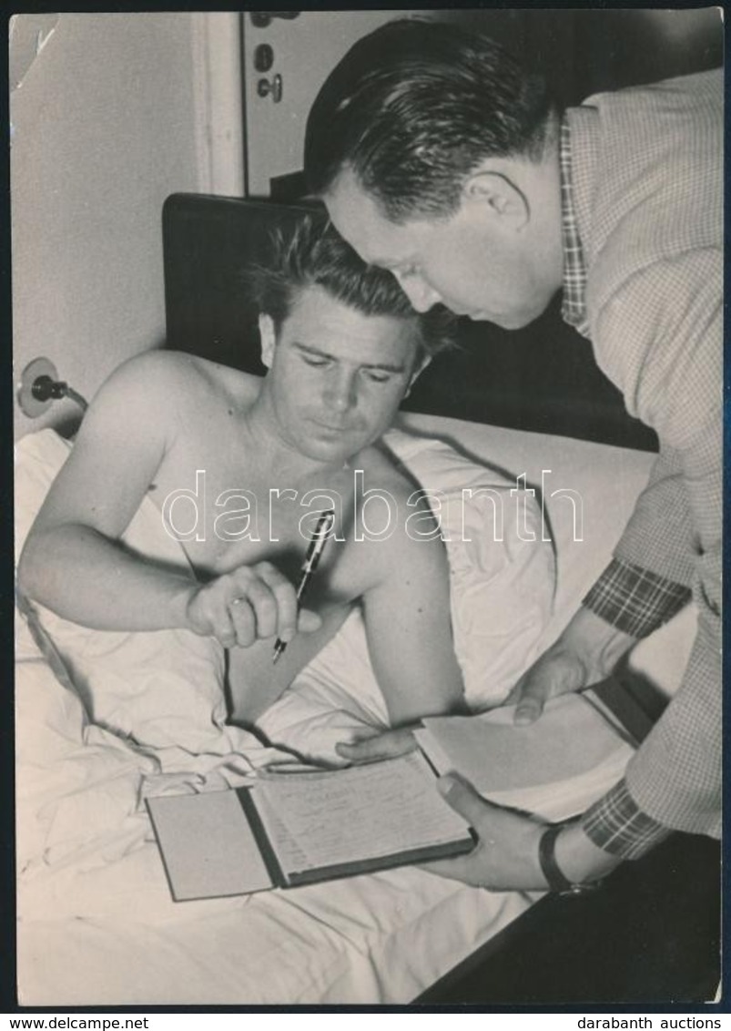 Cca 1950 Puskás Ferenc Az ágyában Dedikál. Saroktörés. / Ferenc Puskas Giving Autograph In His Bed. (Dog.ear) 12x17 Cm - Other & Unclassified