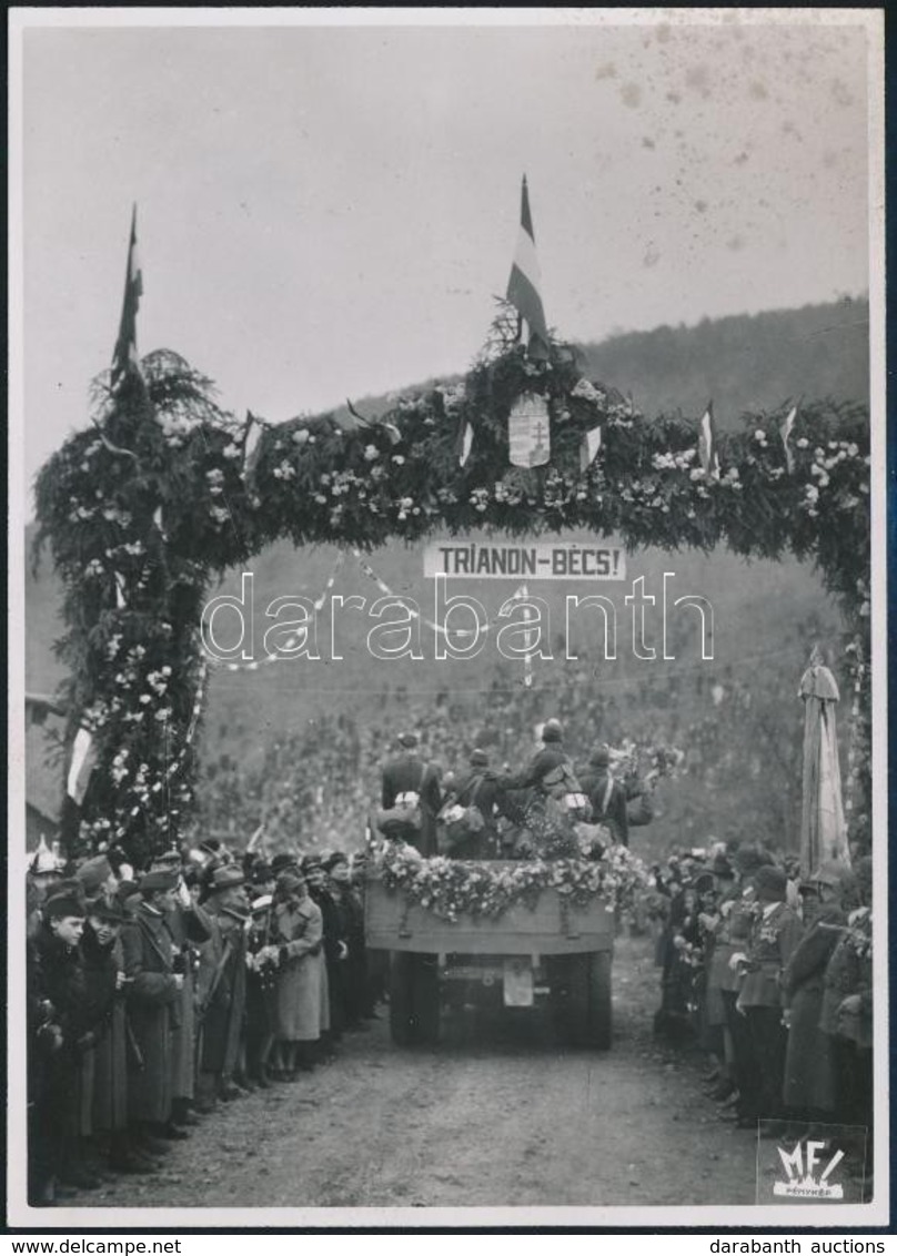 1938 Felvidékre Bevonuló Katonák Trianon-Bécs Feliratú Virágkapu Alatt. Kissé Foltos 12x16 Cm - Sonstige & Ohne Zuordnung