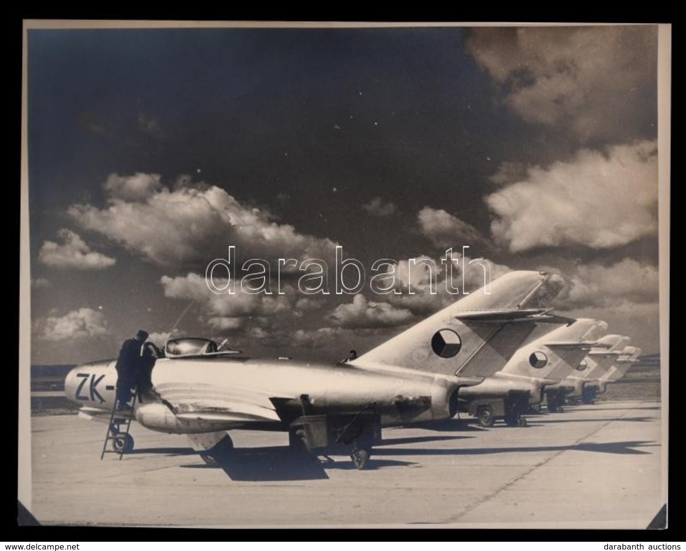 Cca 1950 Katonai Reptér, Vadászrepülők Bevetésre Készen, 24x30 Cm /
Cca 1950 Military Airport, Fighters, 24x30 Cm - Autres & Non Classés