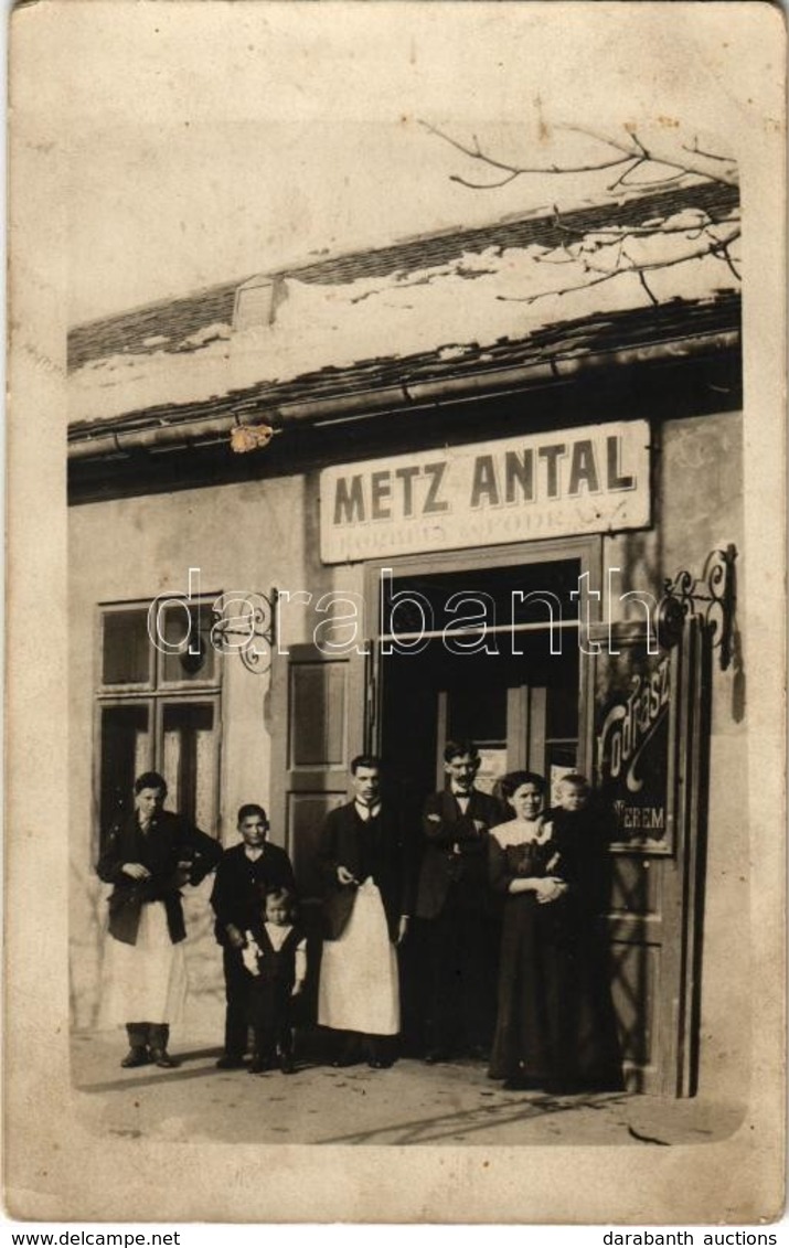 * T2 1934 Baksa, Metz Antal Borbély és Fodrász üzlete. Photo - Non Classés