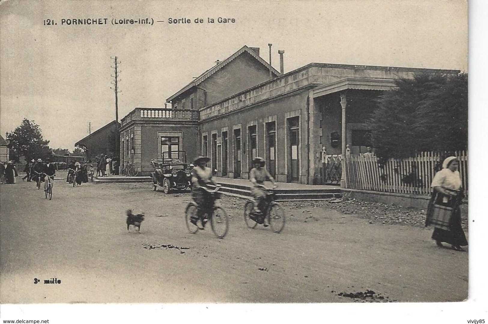 44 - PORNICHET - T.B. Vue Animée De La Sortie De La Gare ( Cyclistes , Vieille Voiture , Chien ) - Pornichet