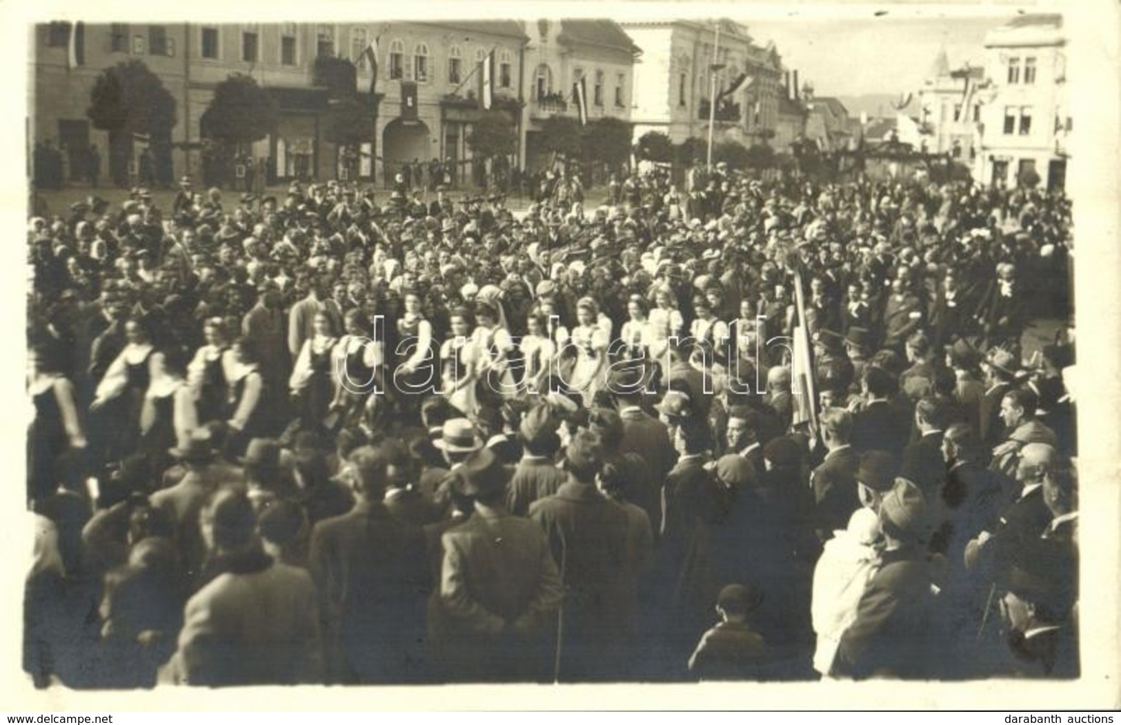 T2 1940 Kézdivásárhely, Targu Secuiesc; Bevonulás Honleányokkal, Magyar Zászlók / Entry Of The Hungarian Troops With Com - Ohne Zuordnung