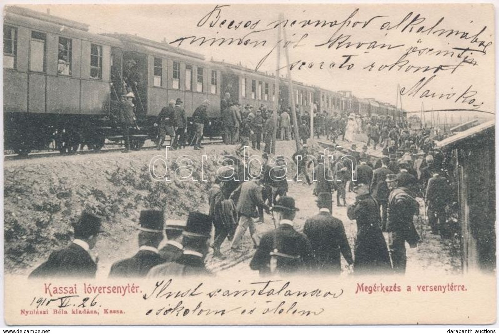 T2 Kassa, Kosice; Lóversenytérre Való Megérkezés Vonattal, Vasútállomás. Nyulászi Béla Kiadása / People Arriving At The  - Non Classés