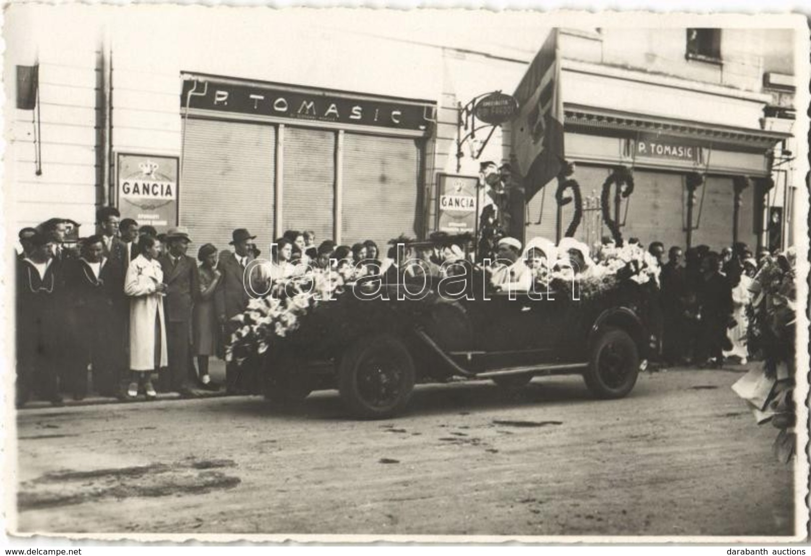 T2 1934 Fiume, Rijeka; Virágkarnevál, Autó Virágokkal Feldíszítve P. Tomasic üzlete Előtt / Flower Carnival With Decorat - Ohne Zuordnung