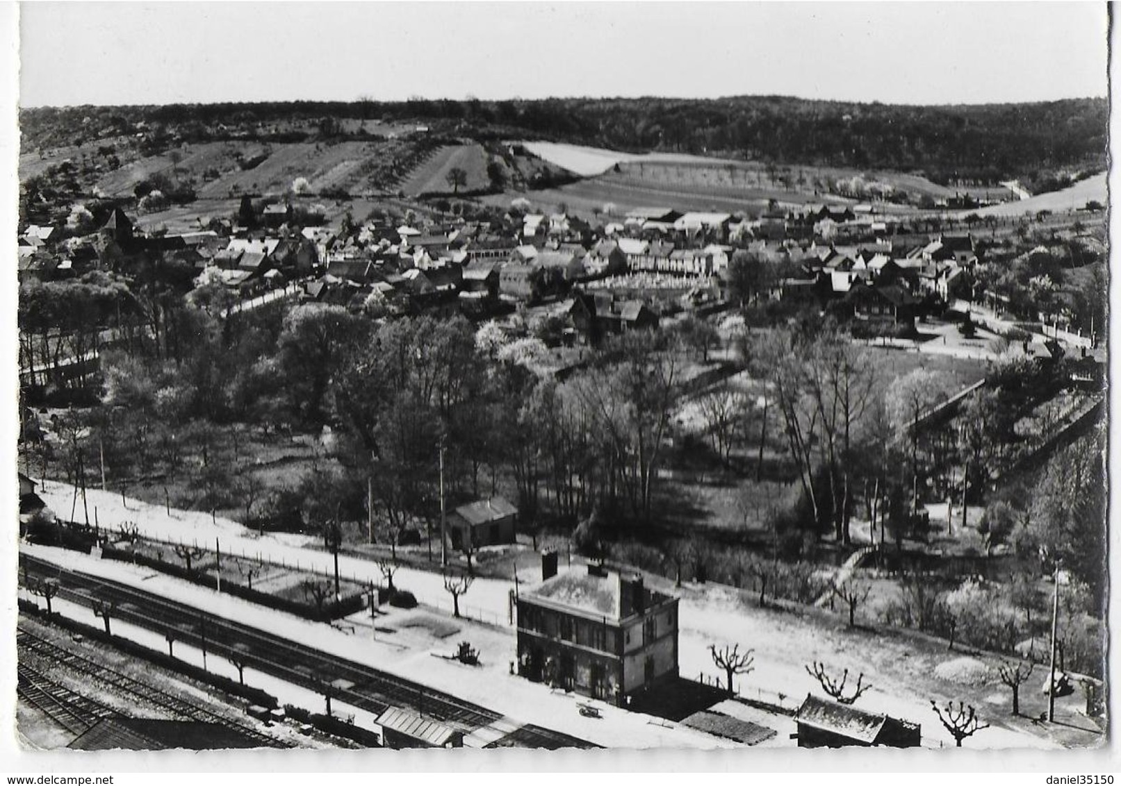 1. BEYNES(S.-et-O.). - La Gare, Vue Aérienne CPSM Grand Format écrite En 1962 - Beynes