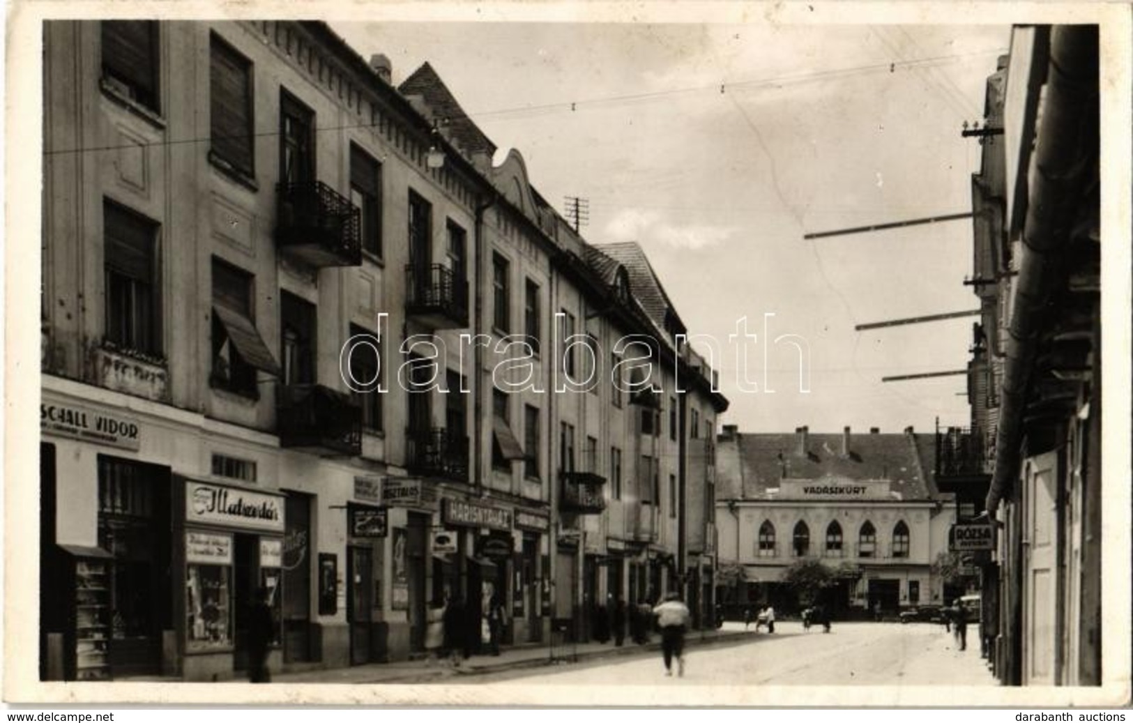 ** T2 Zombor, Sombor; Utca, Vadászkürt Szálloda, Schall Vidor és Rózsa István üzlete, Illatszertár, Harisnyaház. Schlotz - Ohne Zuordnung