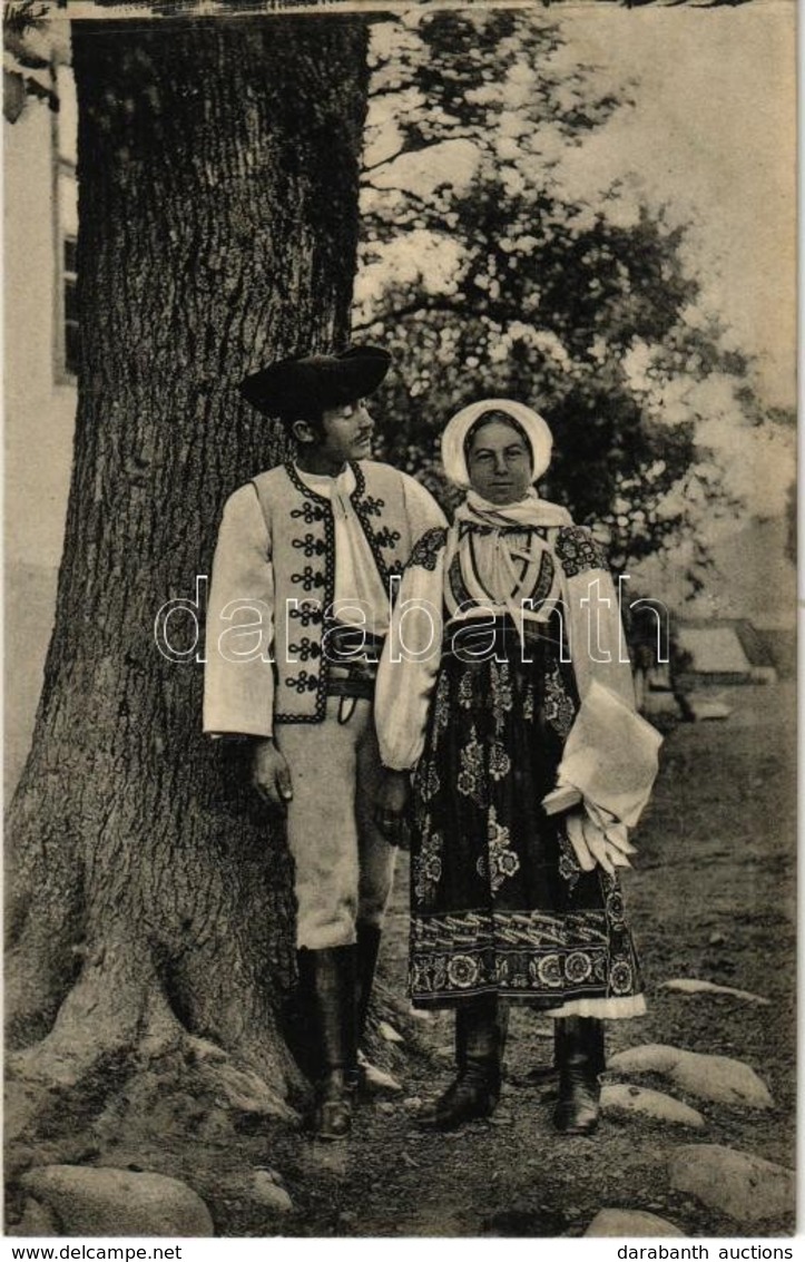 ** T2 Tót Népviseletek: Férfi és Nő Oszadán (Liptó M.). Sochán P. 1910. 182. / Slovakian Folklore From Liptovská Osada - Non Classés