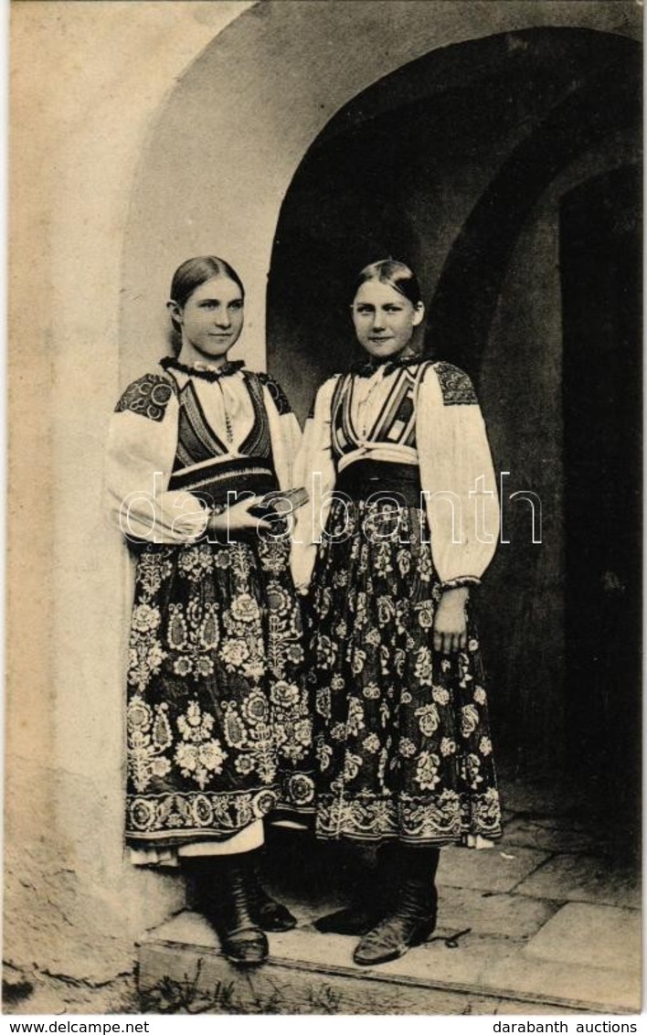 ** T2/T3 Tót Népviseletek: Leányok Oszadán (Liptó M.). Sochán P. 1910. 183. / Slovakian Folklore From Liptovská Osada - Ohne Zuordnung