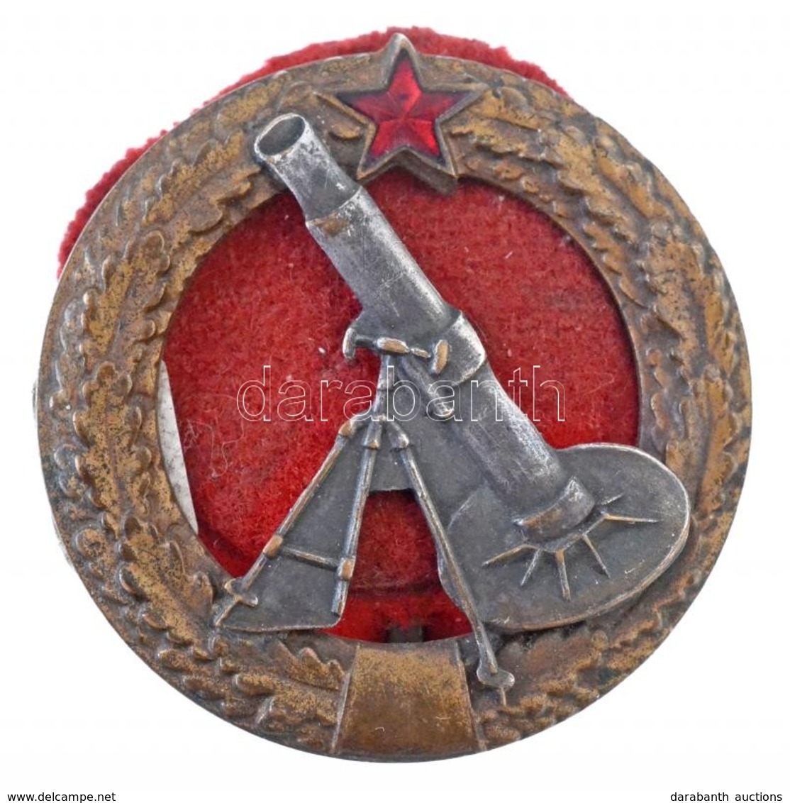 ~1950. 'Kiváló Aknavetős' Fém Jelvény Piros Posztón (40mm) T:2 / 
Hungary ~1950. 'Excellent Mortar Crewman' Metal Badge  - Sonstige & Ohne Zuordnung