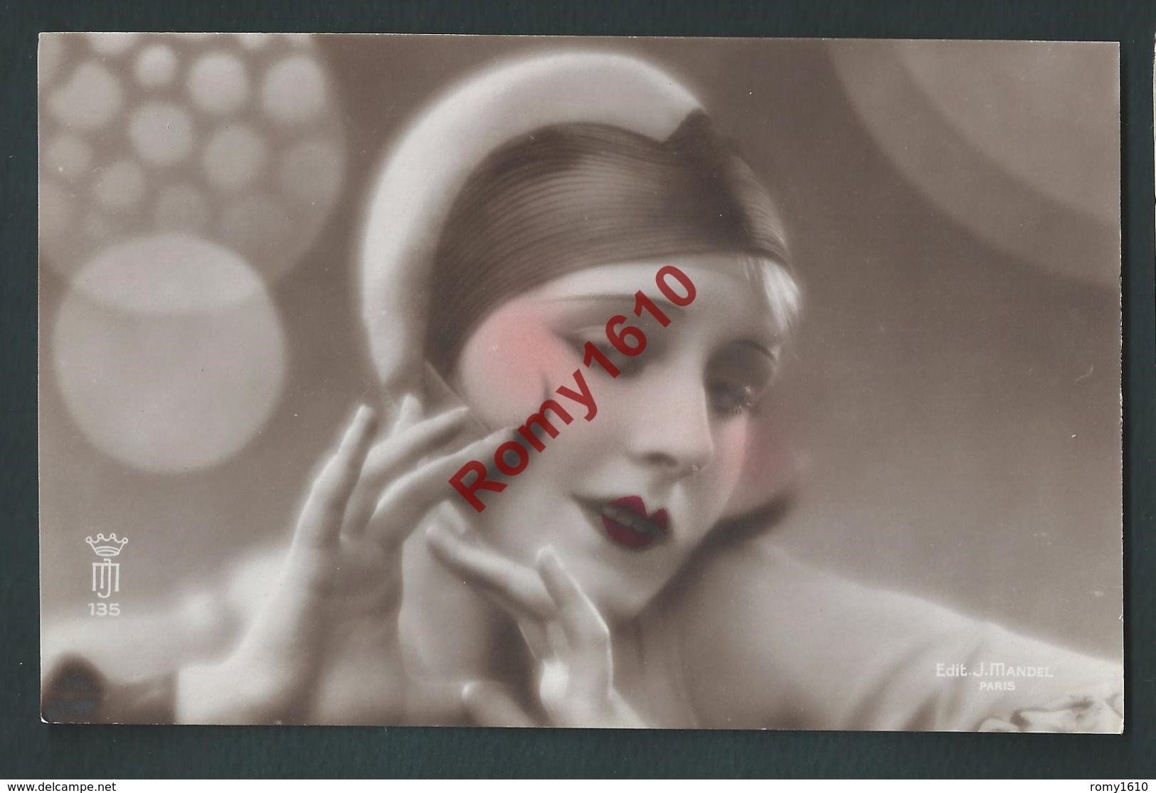 Portrait De Femme Avec Jolie Coiffe. Photo Colorisée à La Main. N°135 Photographe J. Mandel.   Année 1930. 2 Scan - Autres & Non Classés