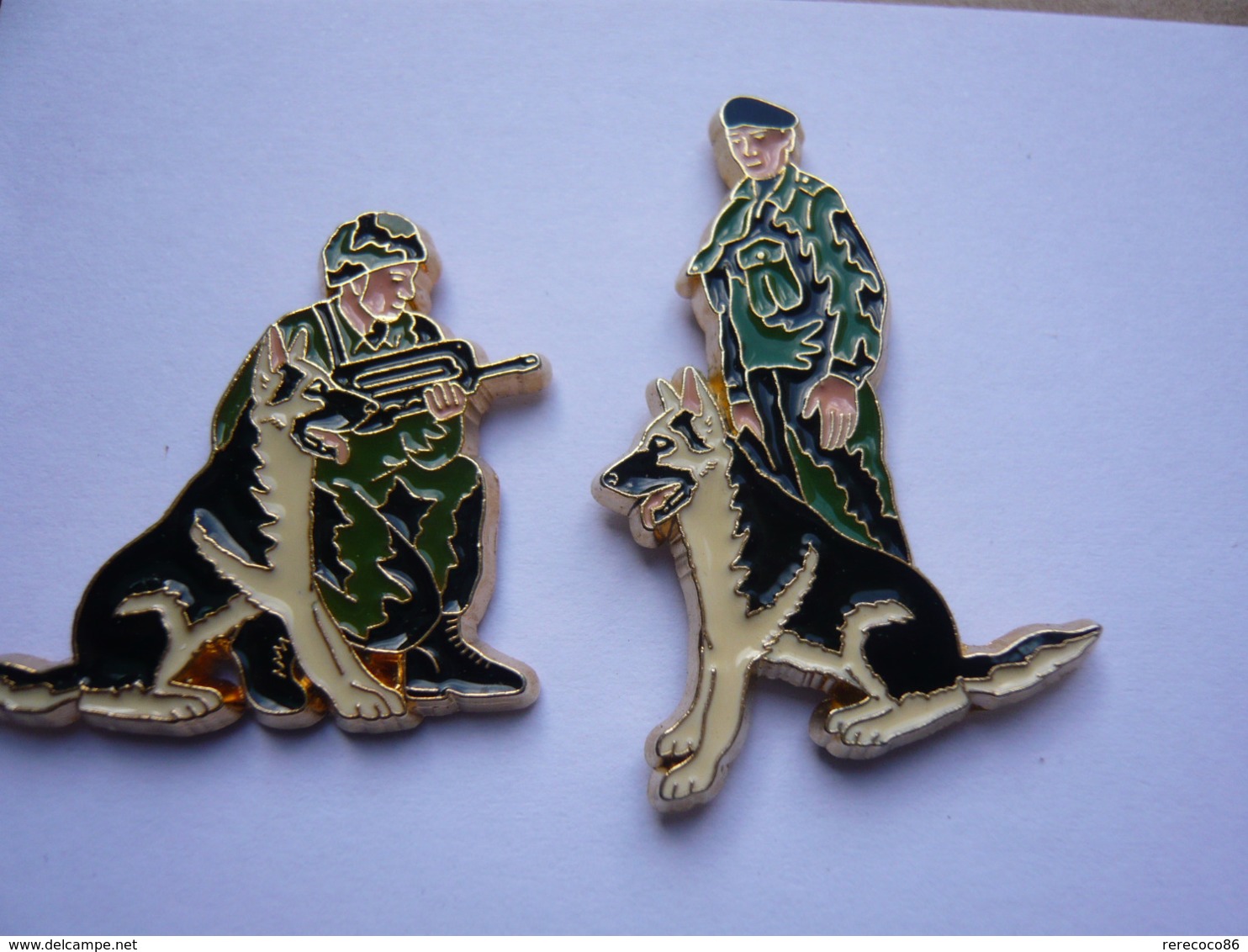 2 Pin S ARMEE MILITAIES CHIENS Tbq - Militaria