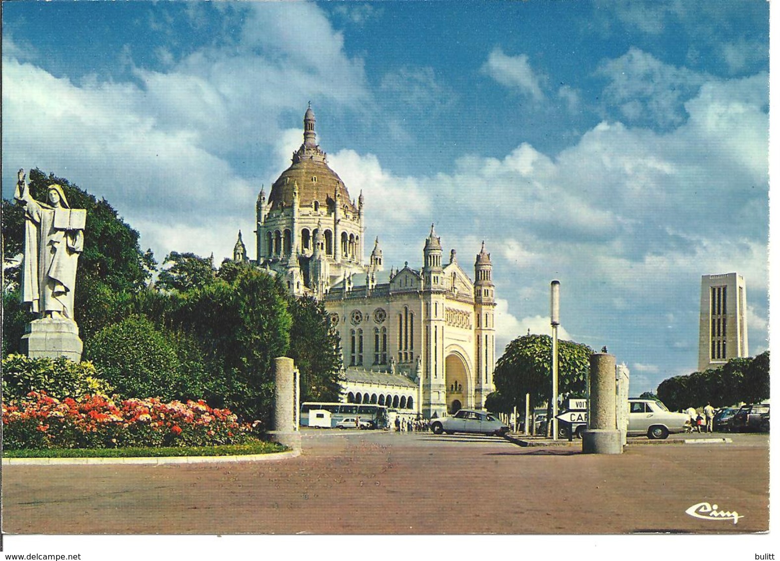 LISIEUX - La Basilique - Voiture : Citroen DS - Peugeot - Lisieux