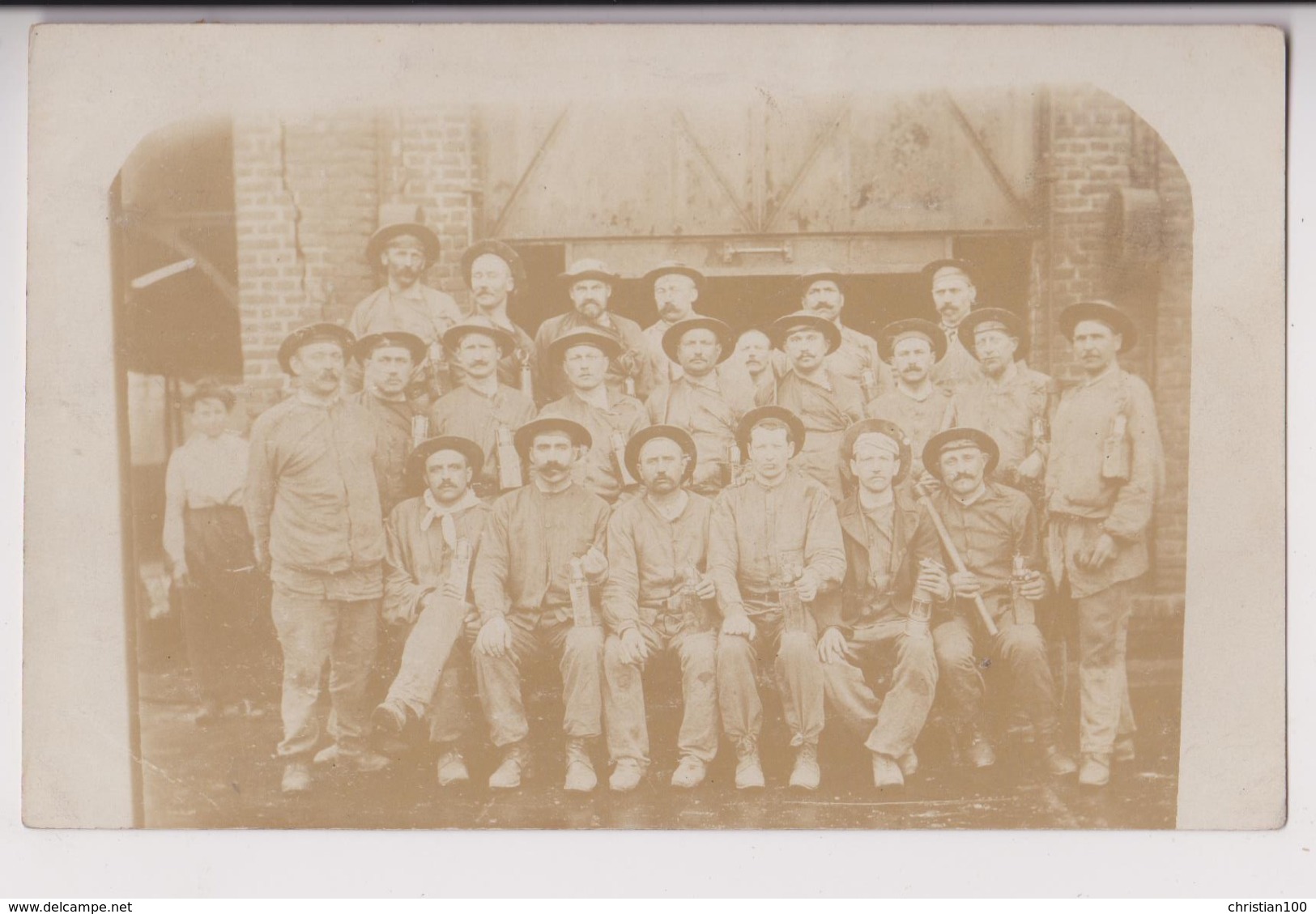 CARTE PHOTO : MINES DE BRUAY - GROUPE DE MINEURS AVANT DE DESCENDRE DANS LA MINE - ECRITE DE BRUAY EN 1906 - 2 SCANS - - Mines