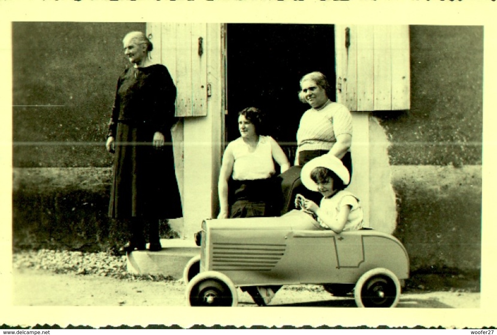 1 PHOTO , Un Enfant Qui Joue Avec Une Voiture à Pédale - Automobiles