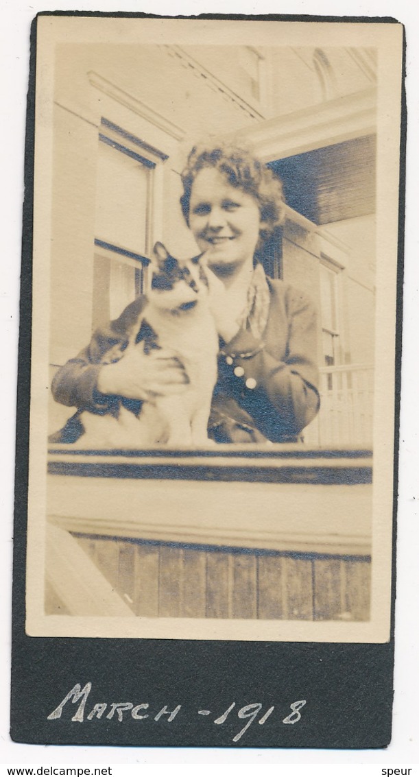 One Item: 2 Snapshots Pasted On Either Side: Woman With Cat, March 1918 And Coffin With Flowers. - Anonieme Personen