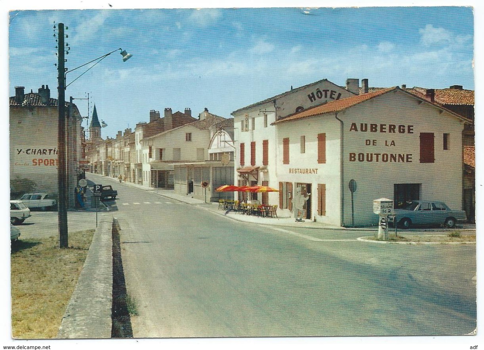 CP BRIOUX SUR BOUTONNE, AUTOS VOITURES ANCIENNES DANS LA GRAND'RUE, HOTEL RESTAURANT AUBERGE DE LA BOUTONNE, DEUX SEVRES - Brioux Sur Boutonne