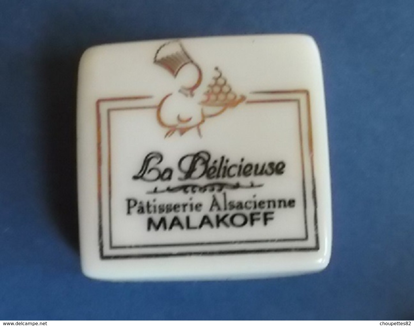 Fèves Fève Dessert PERSO PUBLICITAIRE La Delicieuse Patisserie Alsacienne MALAKOFF - Autres & Non Classés