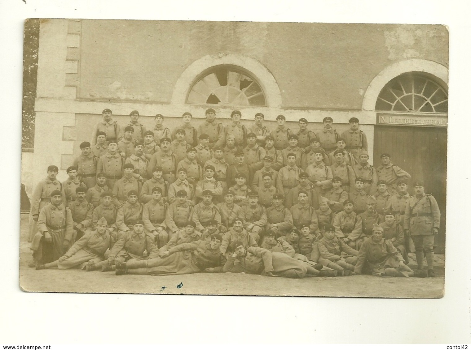 CARTE-PHOTO 501ème REGIMENT DE CHARS DE COMBAT SOLDATS CASERNE MILITAIRES MILITARIA ECURIE CHEVAUX A SITUER - Reggimenti