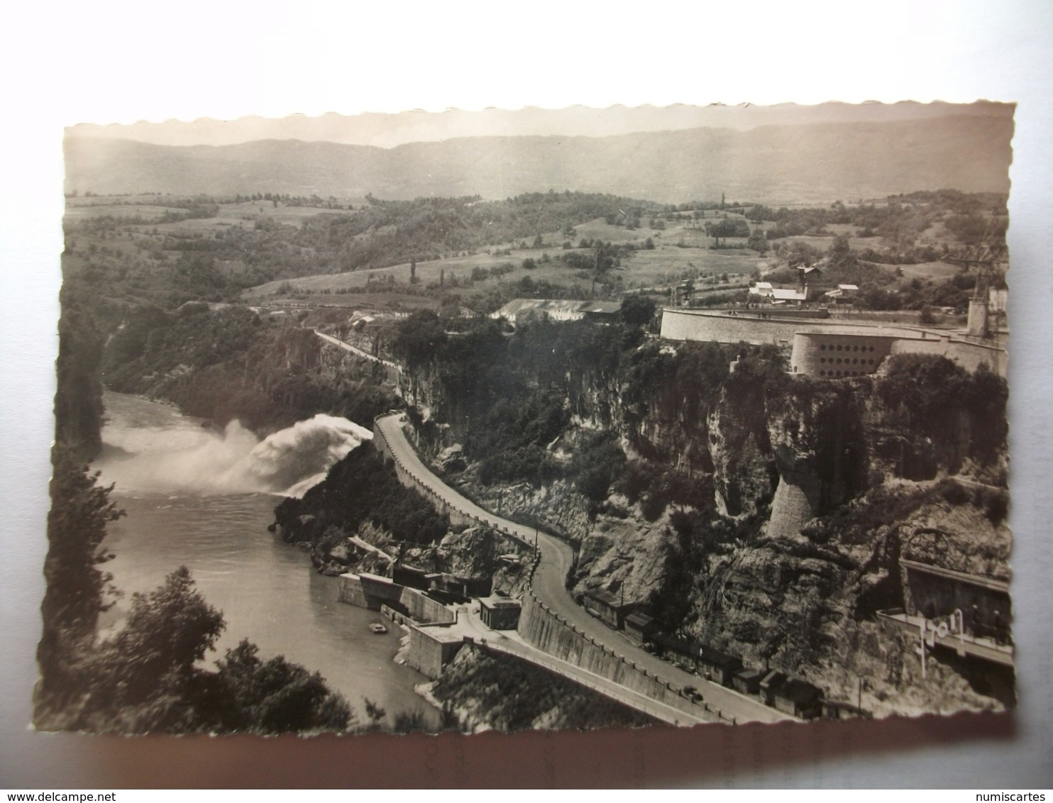 Carte Postale Genissiat (01) La Gerbe Du Déversoir Et La Route De L'usine (Petit Format Noir Et Blanc Non Circulée ) - Génissiat