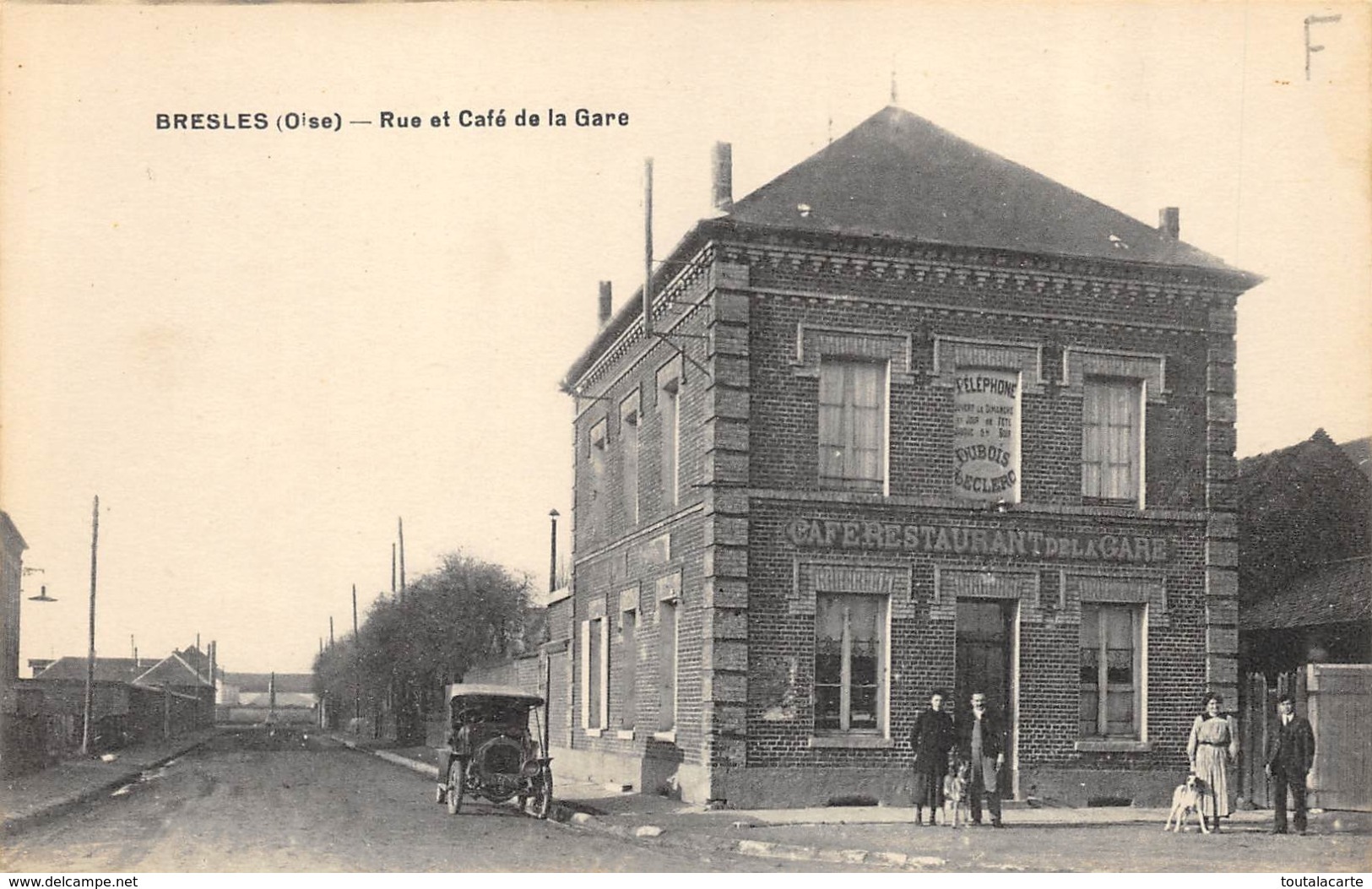 CPA 60 BRESLES RUE ET CAFE DE LA GARE - Autres & Non Classés