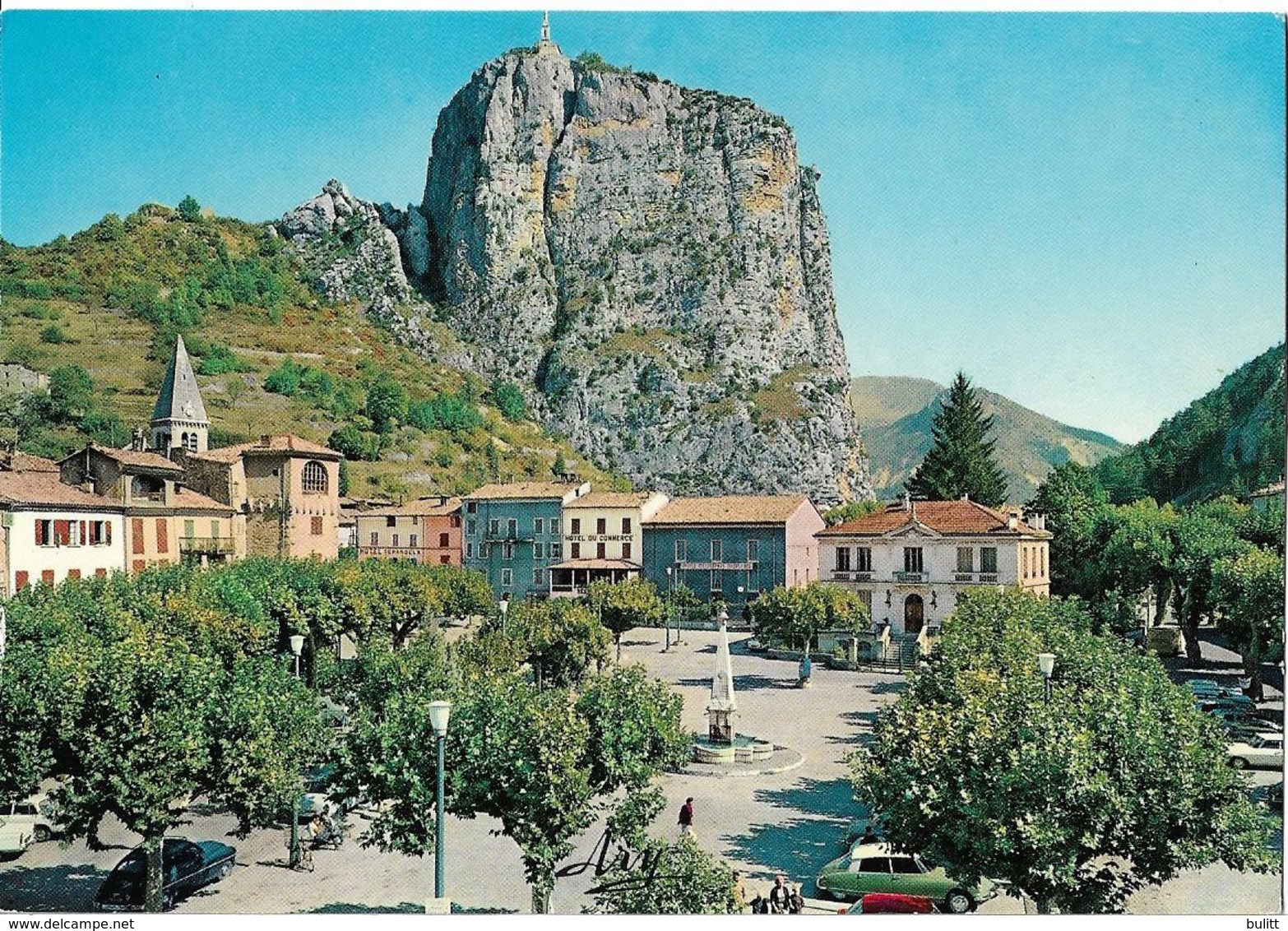 CASTELLANE - La Place Et Notre Dame Du Roc - Voiture : Citroen DS - Castellane