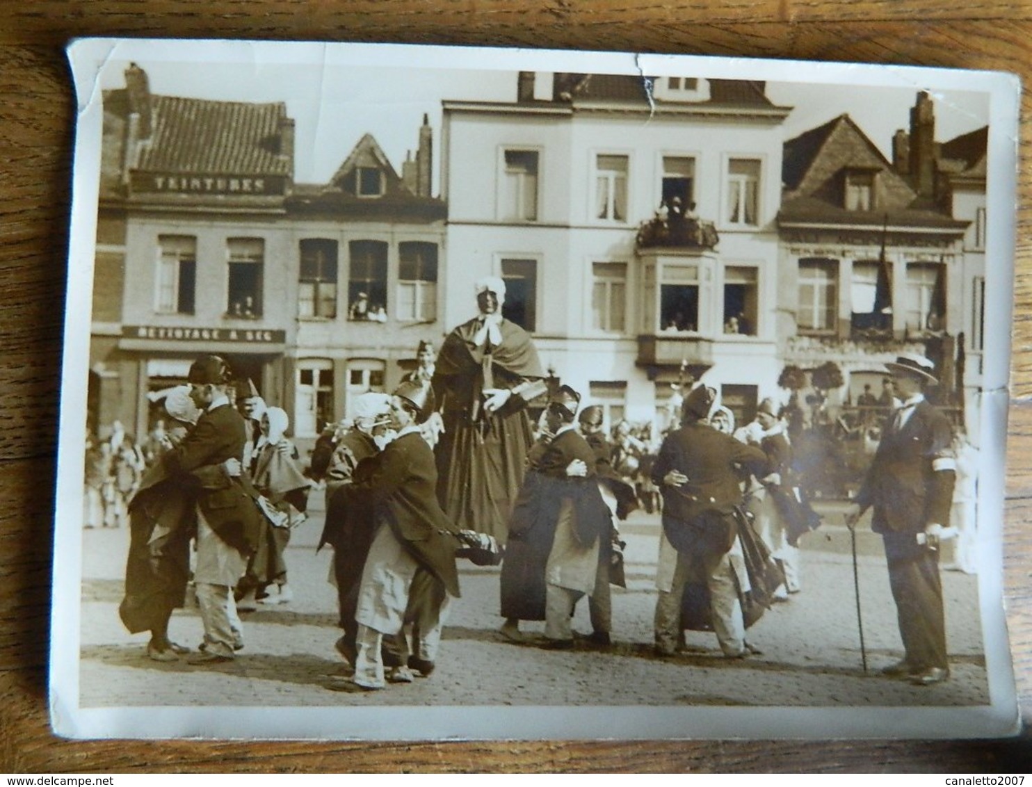 TOURNAI:PHOTO 13X18 TERRASSE ST BRICE (APRES DENOMMEE PLACE CLOVIS)-DANSES ES COLLETS ROUGES ET DES CHALES VERTS-GEANTS - Tournai