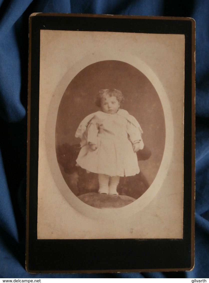 Photo Format Cabinet  Jeune Enfant Blond Frisé Debout Sur Un Fauteuil (Adulte Tenant L'enfant Visible)  CA 1890 - L469 - Oud (voor 1900)