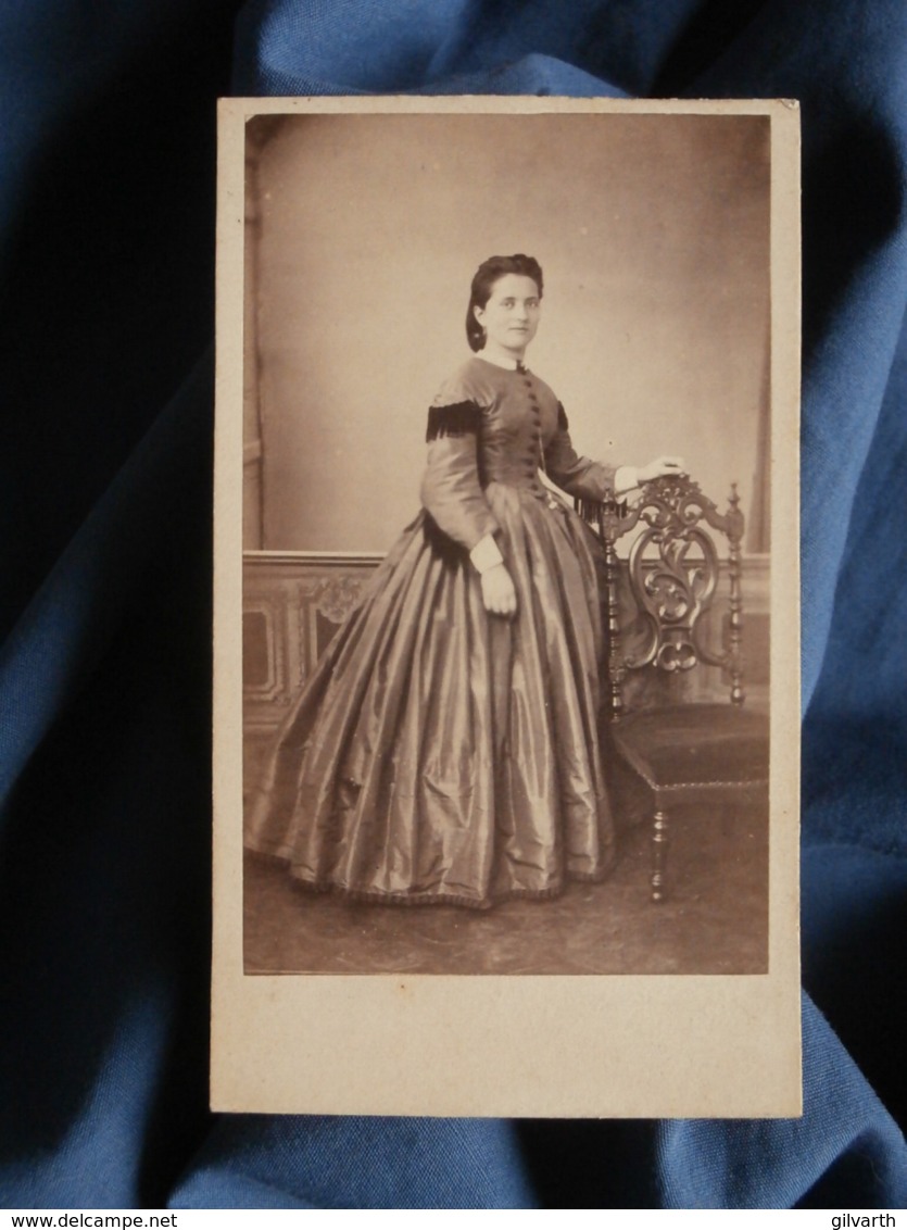 Photo CDV Anonyme - Jeune Femme Souriante En Pied, Robe à Crinoline, Second Empire,  Circa 1860 L470 - Oud (voor 1900)