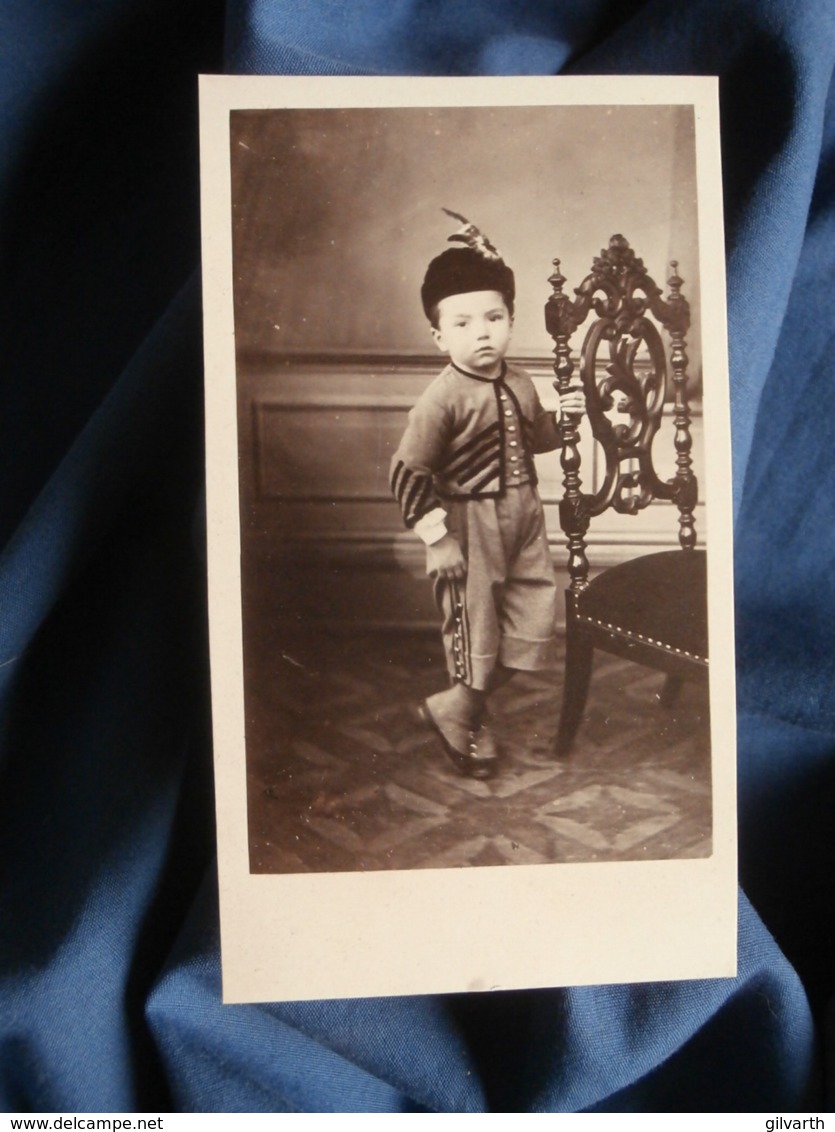 Photo CDV Anonyme - Petit Garçon, Chapeau à La Plume, Guêtres, Second Empire,  Circa 1860 L470 - Old (before 1900)