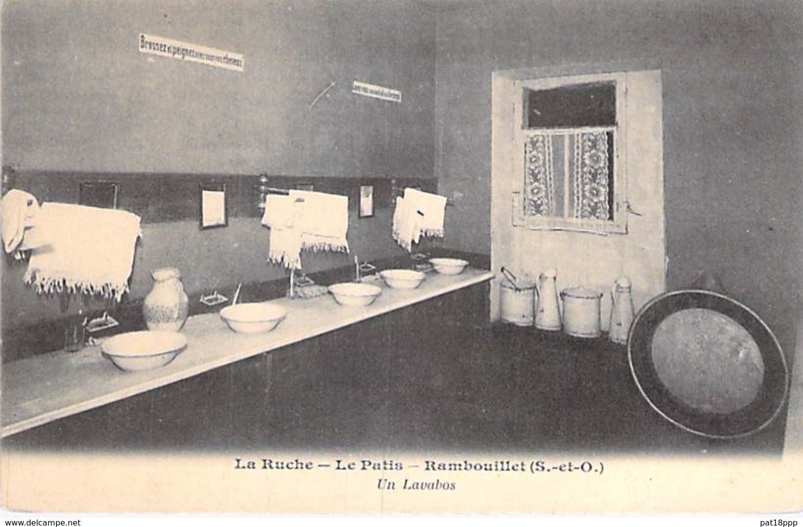 78 - RAMBOUILLET - LA RUCHE : Le Patis - Un Lavabos - CPA - Yvelines - Rambouillet