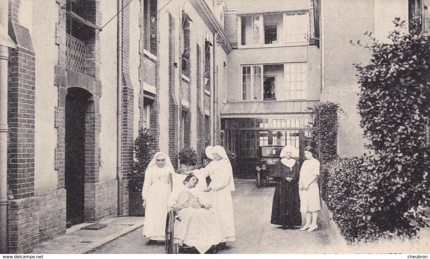 72. LE MANS. CPA . CLINIQUE DES MARIANITES AVENUE LEON BOLLEE. ANIMATION. COUR INTERIEURE - Le Mans