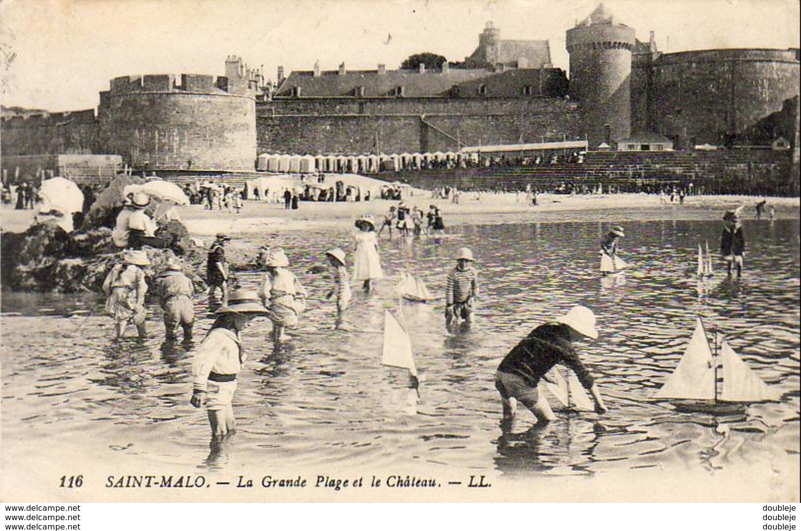 D35  SAINT- MALO  La Grande Plage Et Le Château   ..... ( Enfants Et Petits Bateaux ) - Saint Malo