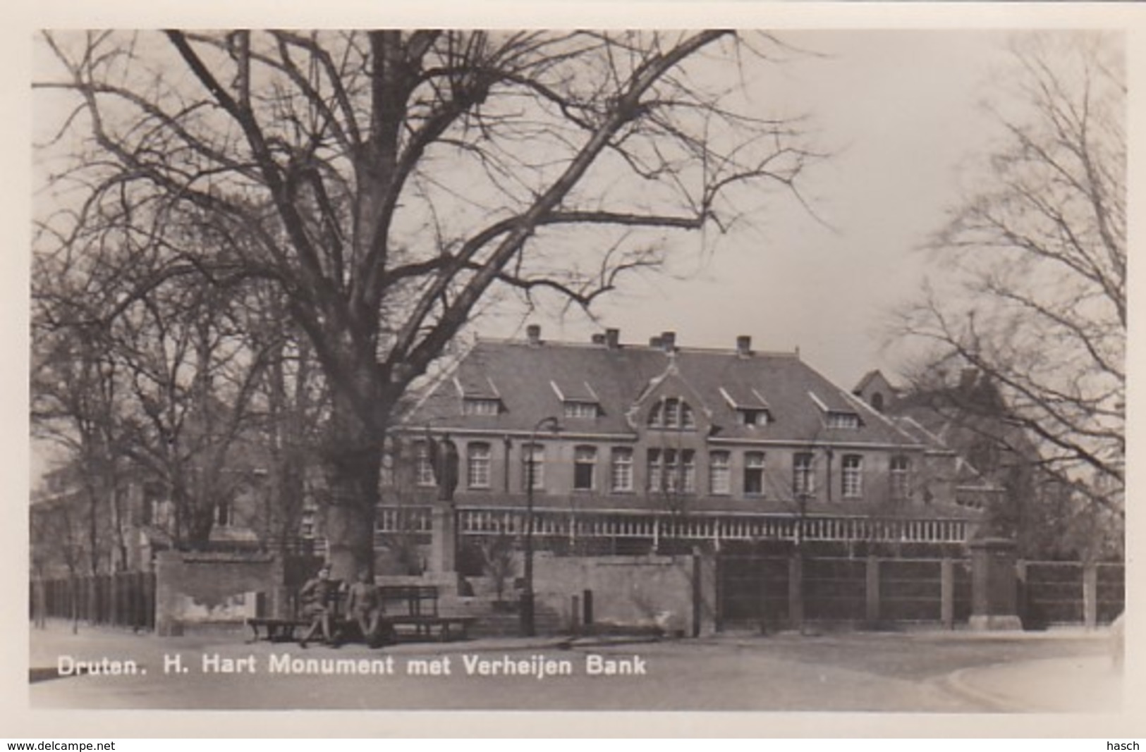 254923Druten, H. Hart Monument Met Verheijen Bank.(MOOIE FOTO KAART) - Druten