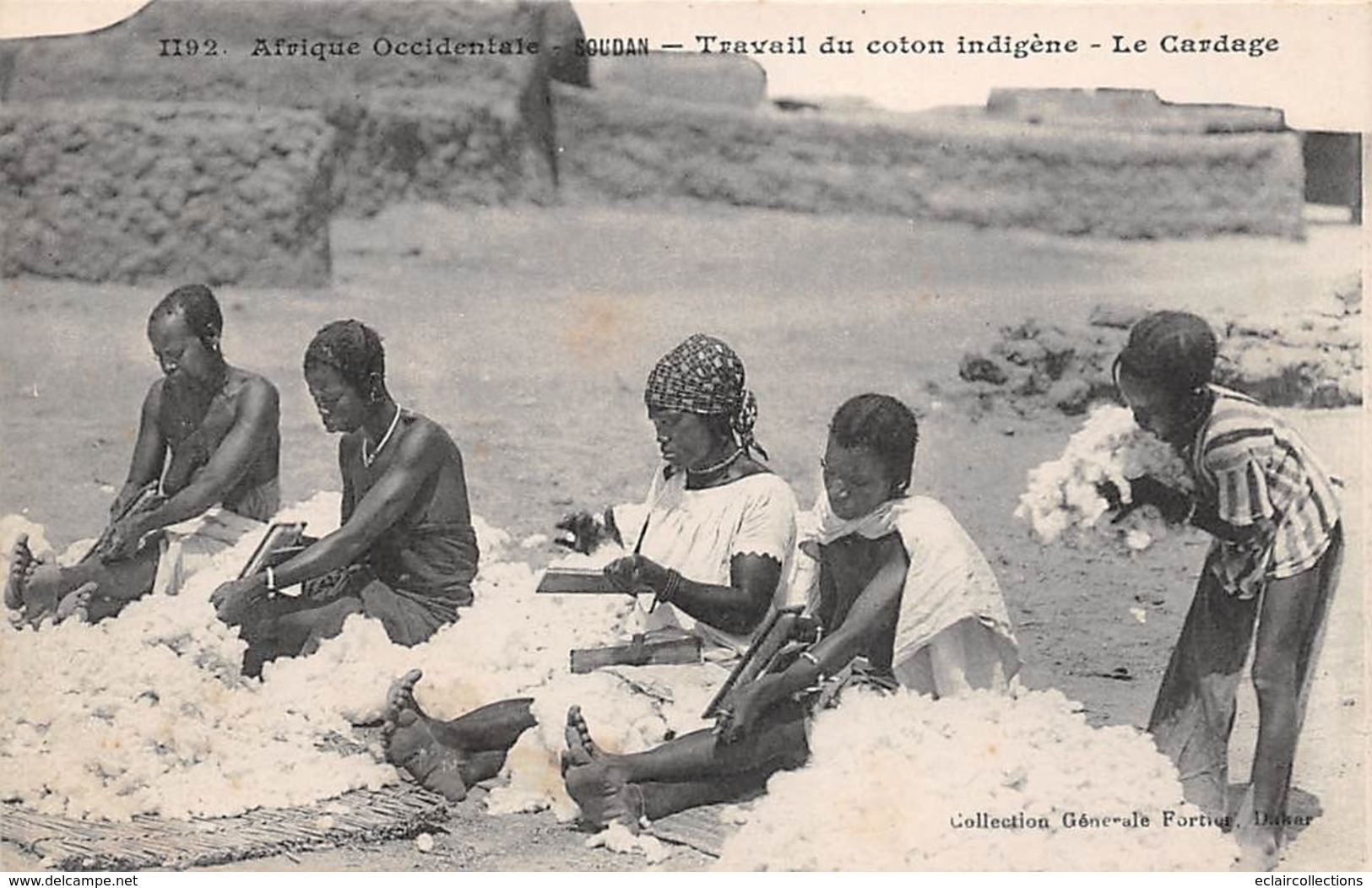 Thème  Métiers . Tapisserie.Tannerie.   Afrique. Sénégal    Dakar  Cardage Du Coton         (voir Scan) - Artisanat